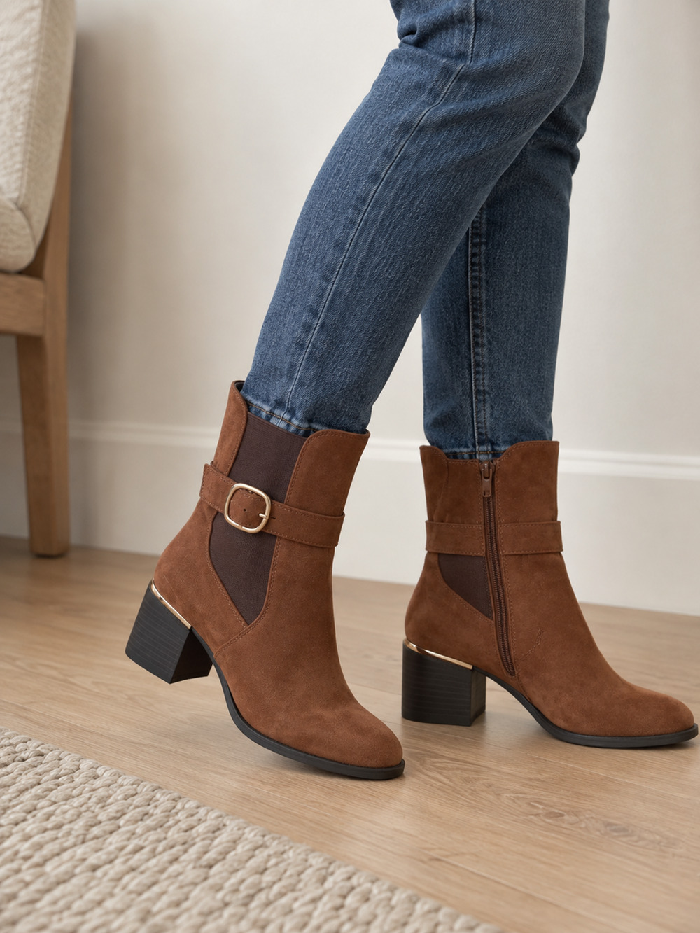 Liz Claiborne Ellison Cognac Chelsea Boots Size 9.5W Gold Buckle Side Zip